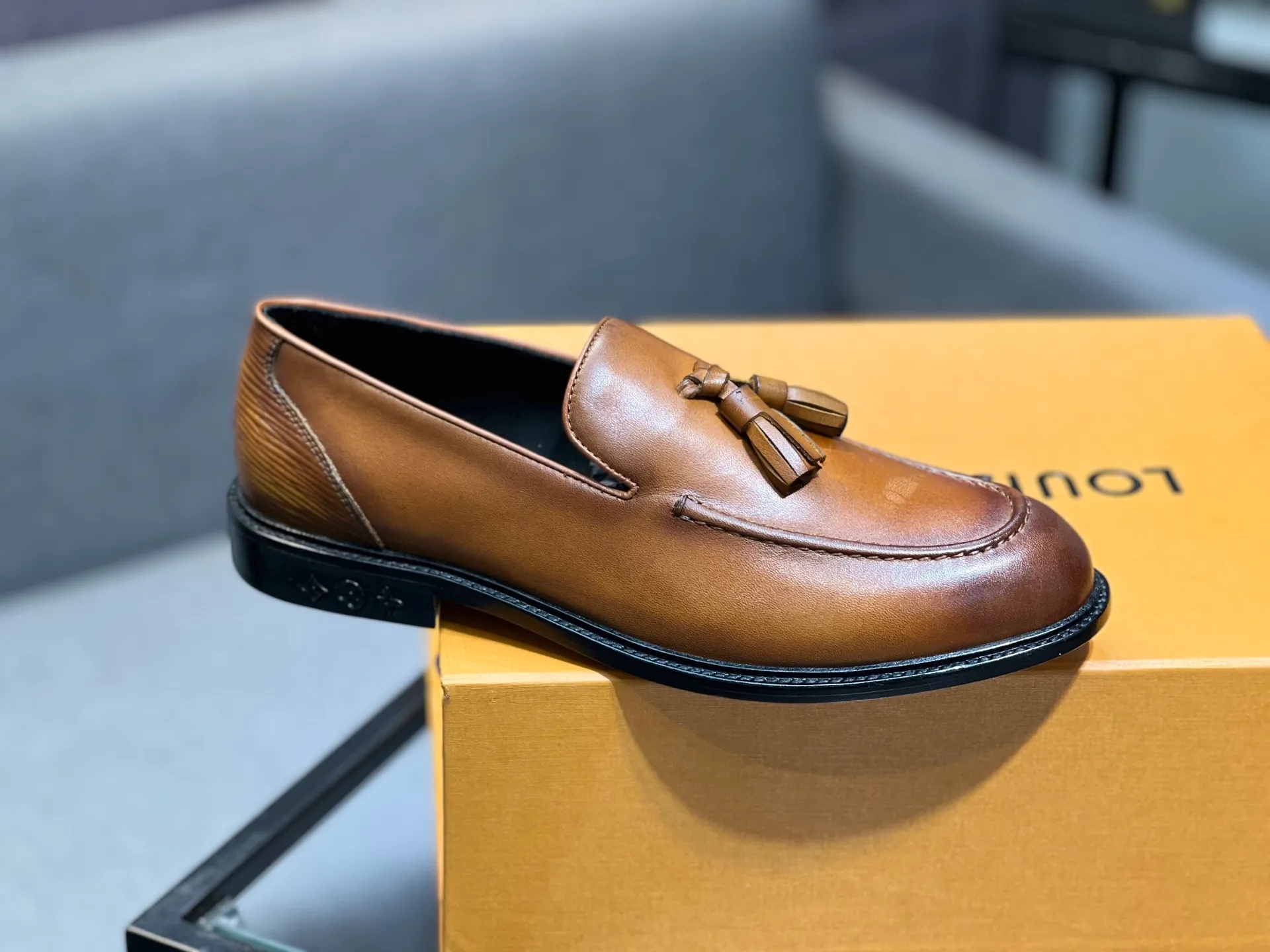 Men's shoes 💰1020 LV top luxury brand, high-quality men's business formal leather shoes, imported genuine leather soles! Customized imported leather, the first layer of open-edge beaded lacquered cowhide, the texture is incomparable, the imported cowhide lining, high-end high-end shoes, don't miss it! size:39-44 (Male 38 45 46 customized)